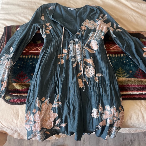 O'Neill Dresses & Skirts - Flower Oniell Long sSleeve Breezy Dress